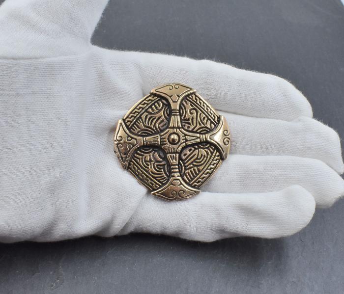 Keltische Brosche in Schildform aus Bronze auf der Hand
